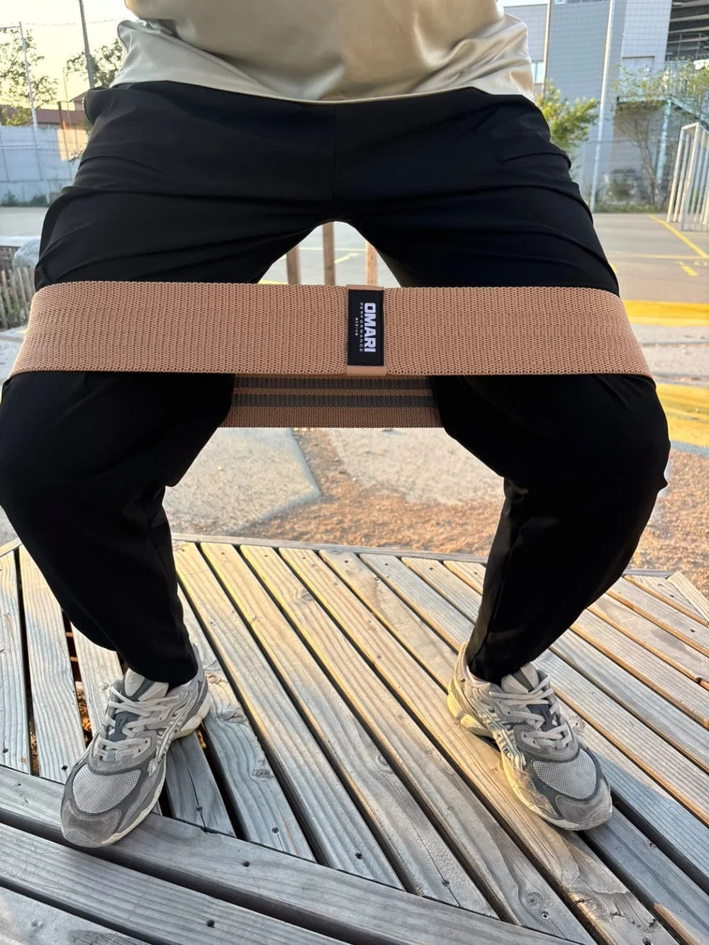 Élastique de musculation DUNE OMARI porté pendant un exercice